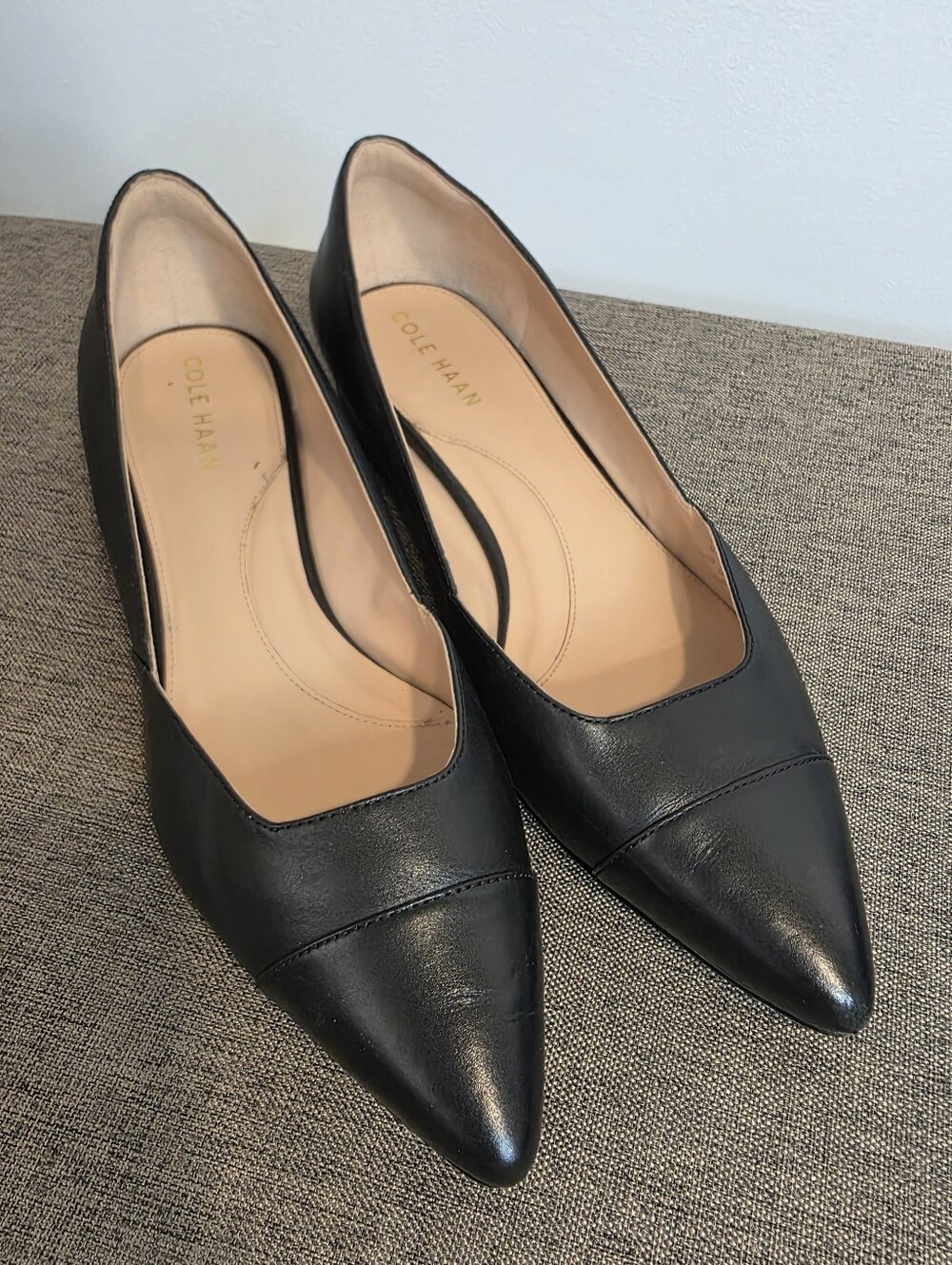 Cole Haan Womans Black Leather Pointed-Toe Shoes - Size 9